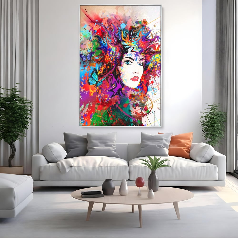 Tablou canvas cu tablou canvas cu portret artistic de femeie, in rama de aluminiu argintiu, pe perete intr-un living